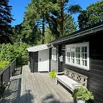別荘 Log On Beautiful Natural Grounds In *